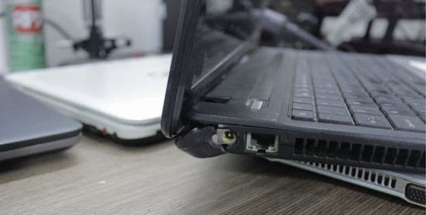 Bung Bản Lề Laptop Là Do Đâu Và Cách Sửa Chữa Như Thế Nào? (Mới Nhất)