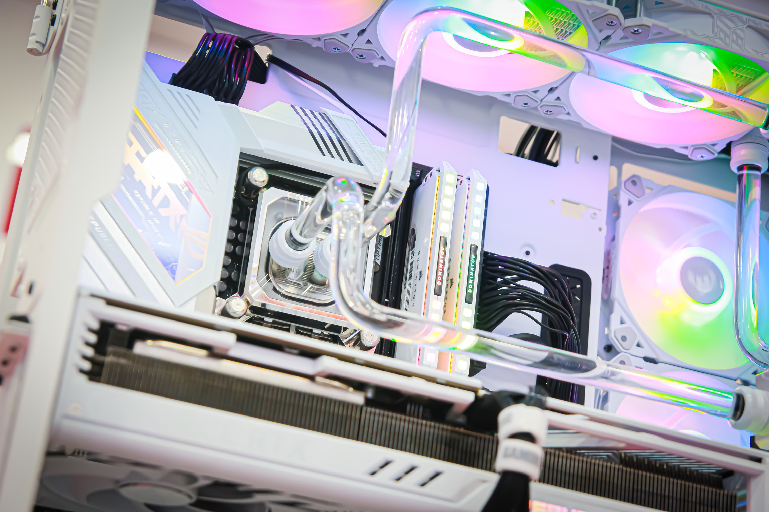 RAM Desktop Corsair Dominator Platinum RGB White (CMT64GX5M2B5600C40W) 64GB (2x32GB) DDR5 5600MHz 